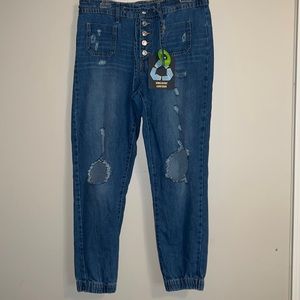 NWT Distressed Button Fly Jeans.💙